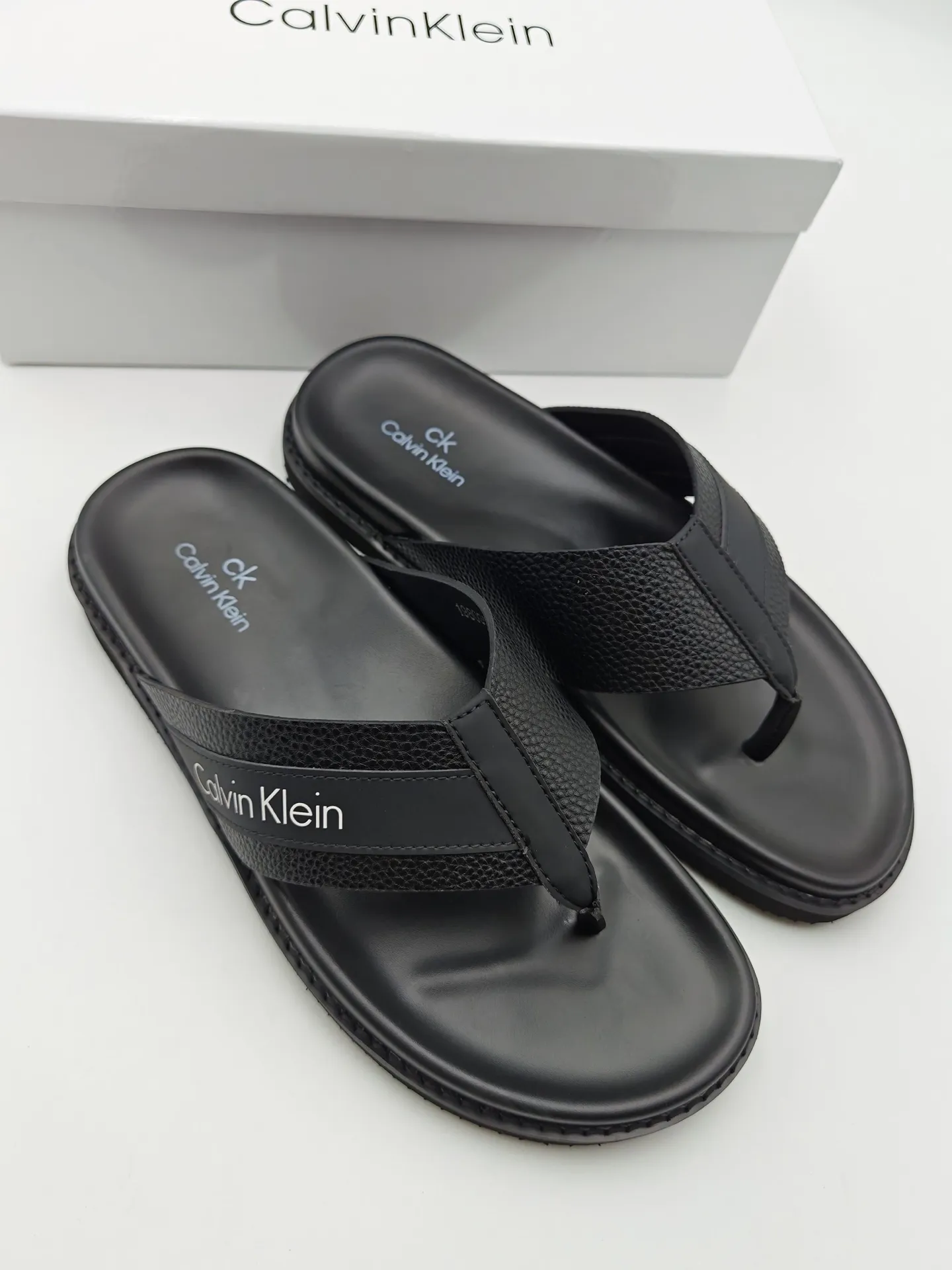 Men's shoes 💰300 Calvin Klein CK men's slippers, the upper of this slipper is made of imported cowhide, and the sole is also imported new EVA material. The foamed ultra-light outsole is more non-slip, three-dimensional and skin-friendly. Available from stock, long-term availability, Size: 38-46 yards.